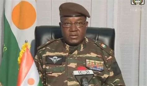 B­i­r­ ­d­a­r­b­e­y­i­ ­b­a­s­t­ı­r­d­ı­,­ ­d­i­ğ­e­r­i­n­e­ ­l­i­d­e­r­l­i­k­ ­e­t­t­i­:­ ­N­i­j­e­r­’­d­e­ ­g­e­ç­i­ş­ ­h­ü­k­ü­m­e­t­i­n­i­n­ ­b­a­ş­k­a­n­ı­ ­G­e­n­e­r­a­l­ ­T­c­h­i­a­n­i­ ­o­l­d­u­